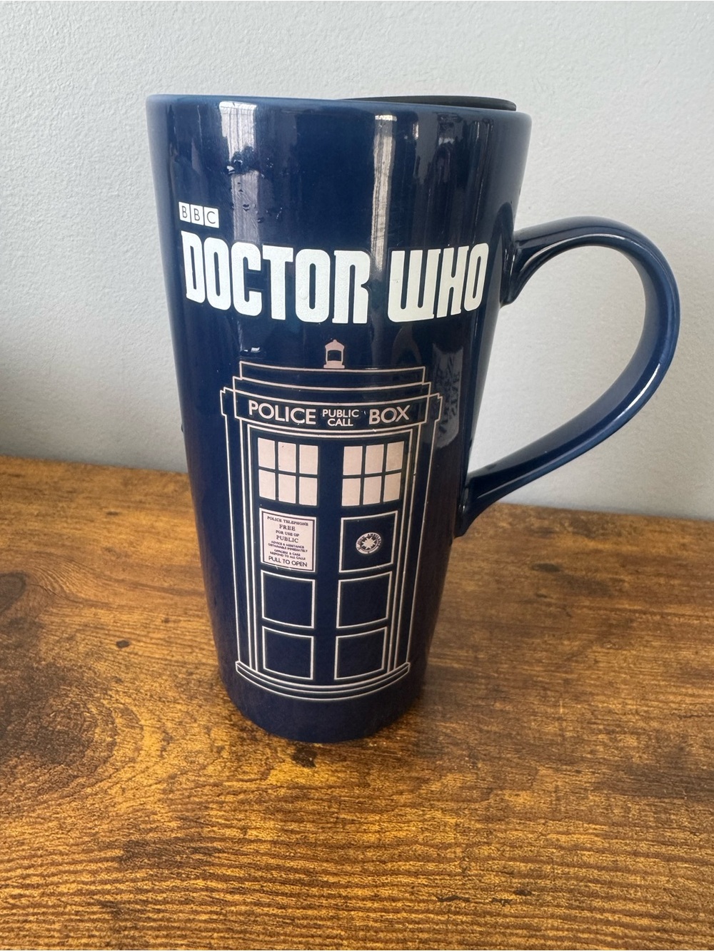 BBC Doctor Who Heat Changing TARDIS Ceramic Travel Mug With Lid Color Change